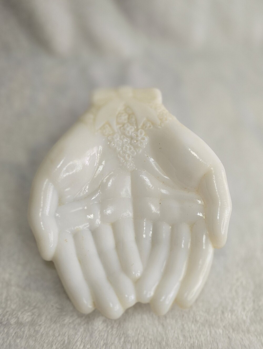 Vintage 1960s Avon Milk Glass Touch Of Beauty Open Hands Trinket Soap Dish